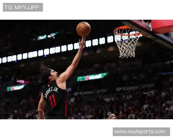 克莱半场表现出色三分球完美命中助力球队进攻火力全开 克莱半场表现出色三分球完美命中助力球队进攻火力全开