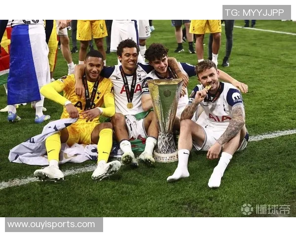 布伦南约翰逊热刺百场里程碑庆祝海报在社交媒体发布